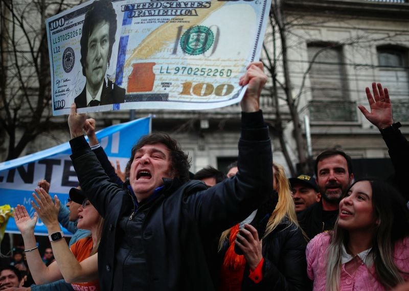 Javier Milei ganó las PASO y avanzó en acuerdos con dirigentes del peronismo como Luis Barrionuevo (REUTERS)