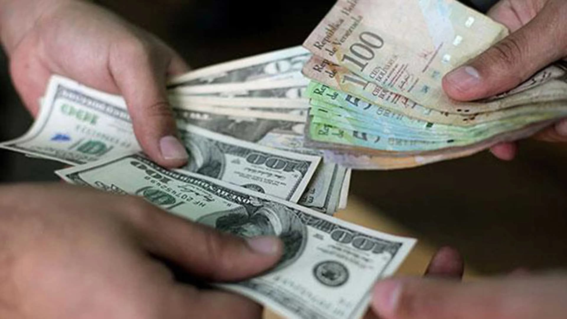 El tipo de cambio se ubicó en 2.010 bolívares por dólar