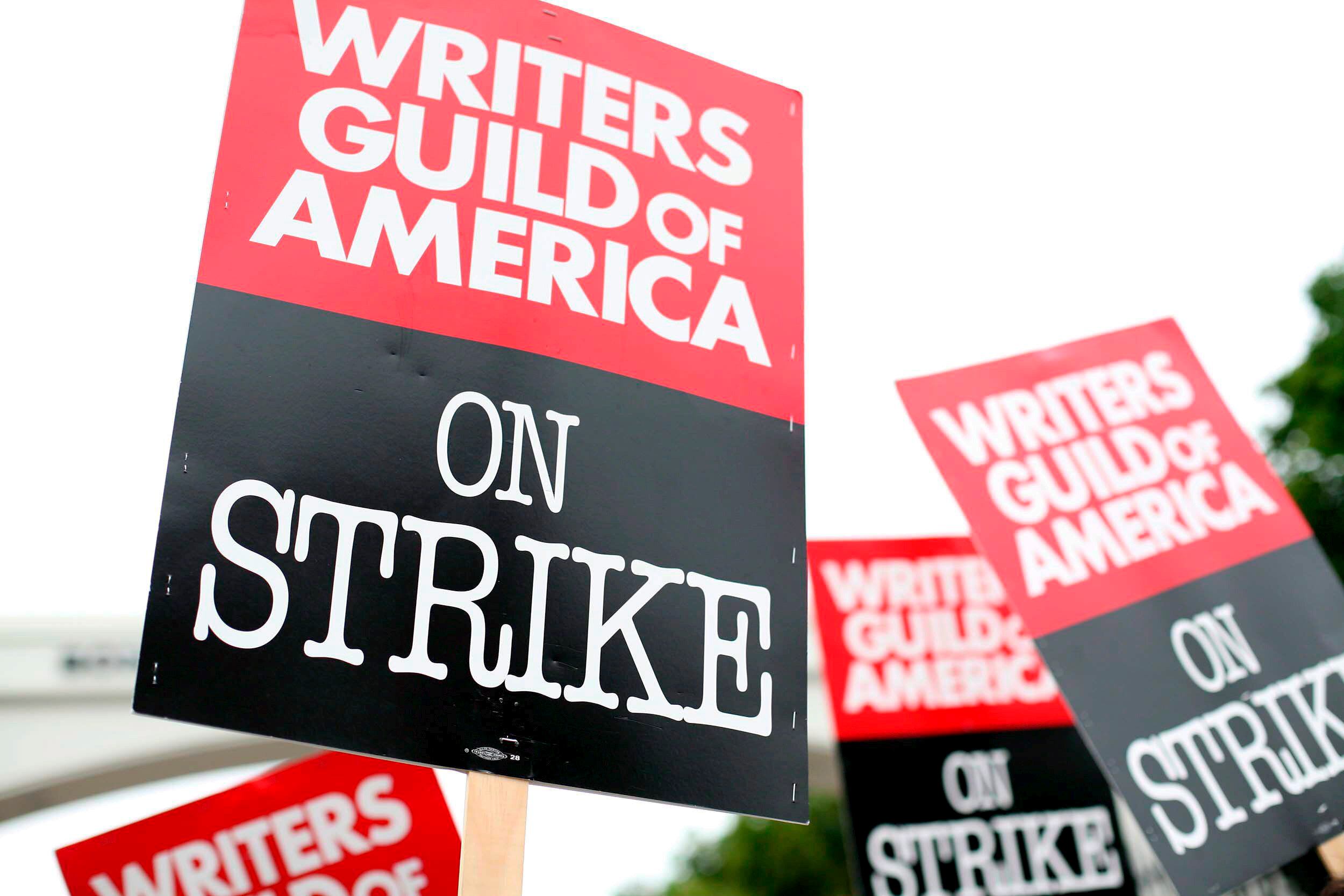 Dos estudiantes fueron expulsados de los estudios CBS por mostrar su apoyo a la huelga de guionistas (EFE/Sean Masterson)
