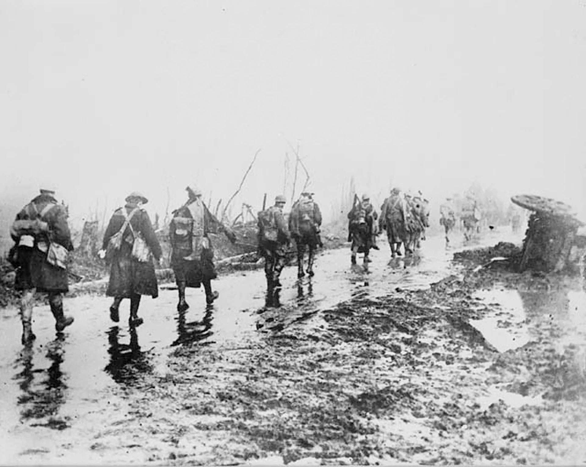 La batalla del Somme pretendía ser la gran ofensiva que cambiara el curso de la guerra y, por sus inicios, casi lo fue. Los aliados pensaban que aquello dejaría el frente alemán expedito, pero el primer día de avance sólo entre los británicos contaron 58.000 bajas (Reuters)