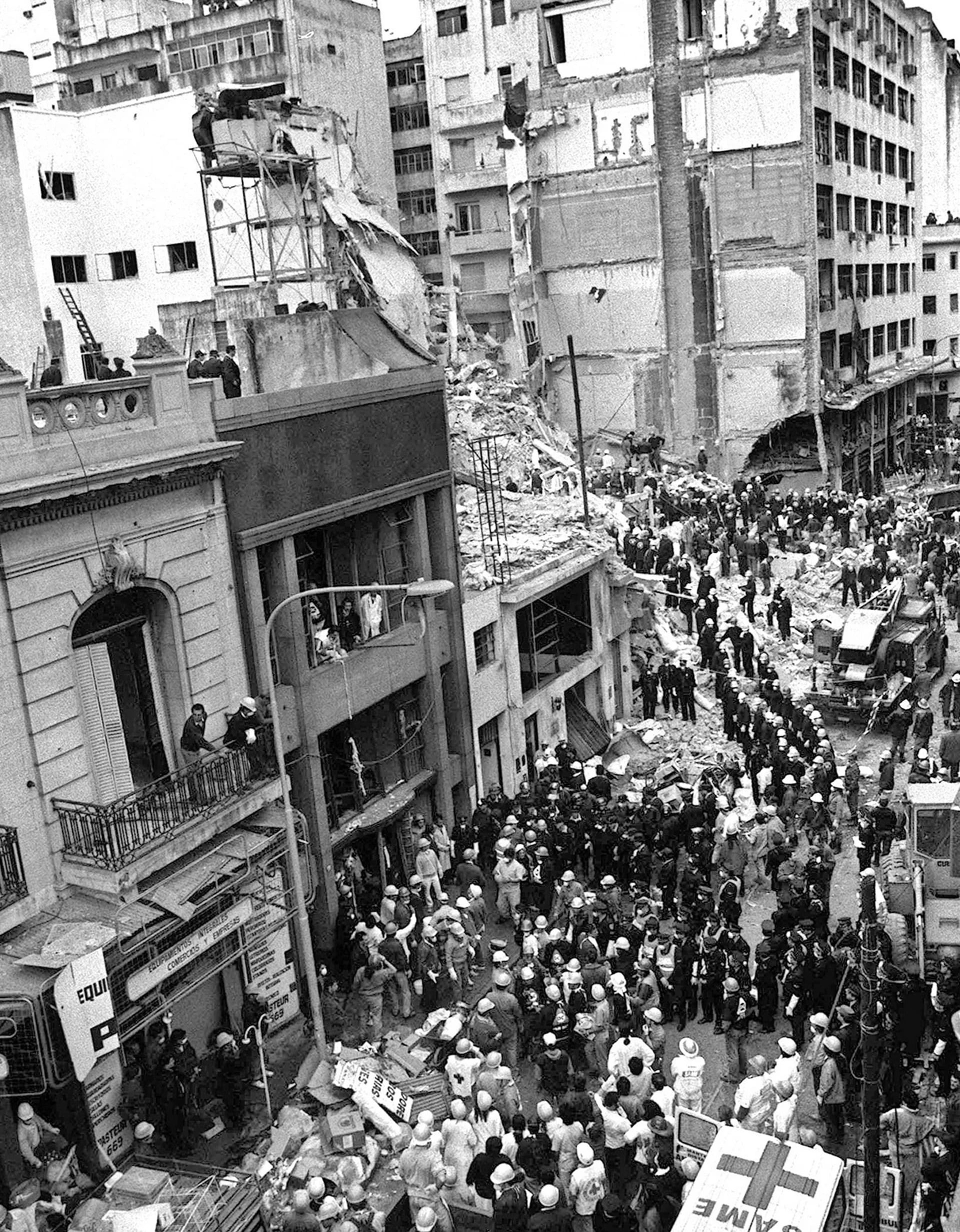 En el momento del atentado 67 víctimas estaban dentro de la sede de la mutual judía y otras 18 en la vereda o en edificios aledaños (AFP)