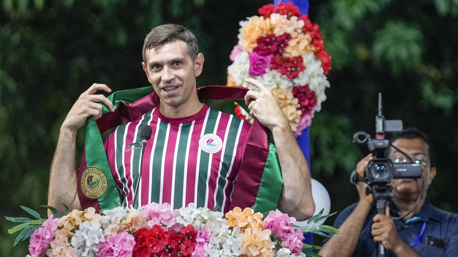 El Dibu con los colores del Mohun Bagan Soccer Club (Foto: AP)