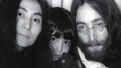 John Lennon, Yoko Ono y Sean (Shutterstock)