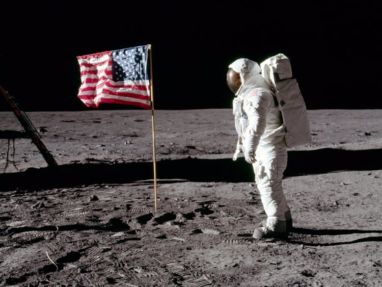 La llegada a la Luna: otra de las icónicas imágenes lograda el 20 de julio de 1969 fue el momento en que la bandera de los Estados Unidos es clavada en la superficie lunar. Hoy hay otras seis