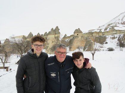 En Capadocia, Turquía, junto a sus dos hijos varones pocos días antes de regresar a la Argentina. 