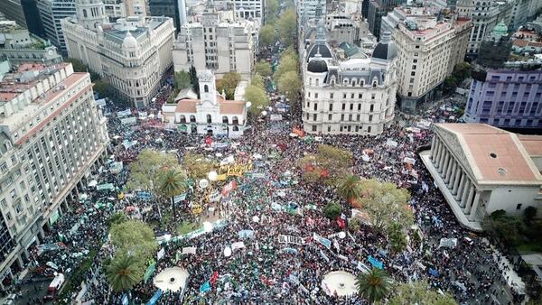 Miles de manifestantes se concentraron en la Plaza de Mayo y sus alrededores
