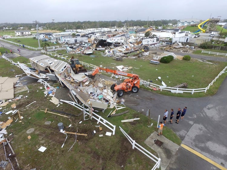 Otra imagen de la destrucción en Emerald Isle tras el tornado (AP Photo/Tom Copeland)