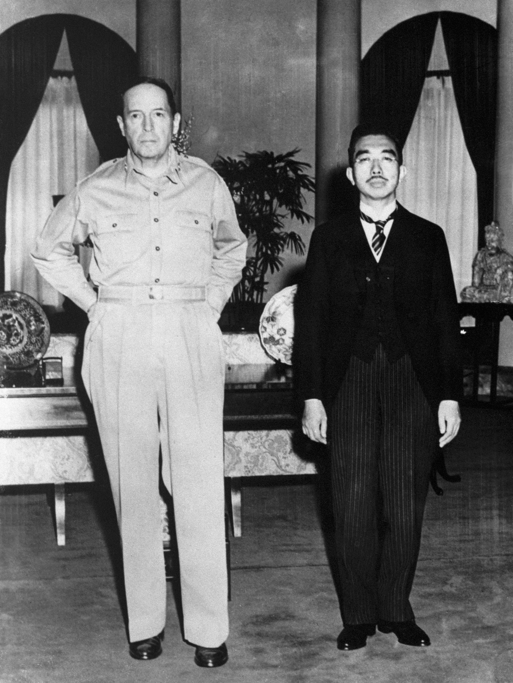 El general Douglas MacArthur en su encuentro con el emperador Hiroito que siguió a la firma de la rendición, el 27 de septiembre de 1945 en Tokio (REUTERS) 