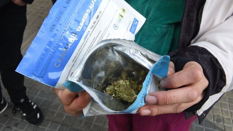 El envase en el que se comercializa el cannabis para consumo recreativo, regulado y distribuido por el Estado