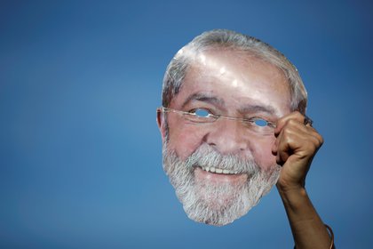 Manifestación pidiendo la libertad de Lula, ante la puerta de la prisión de Curitiba donde se encuentra detenido (Brazil, November 7, 2019. REUTERS/Ueslei Marcelino)