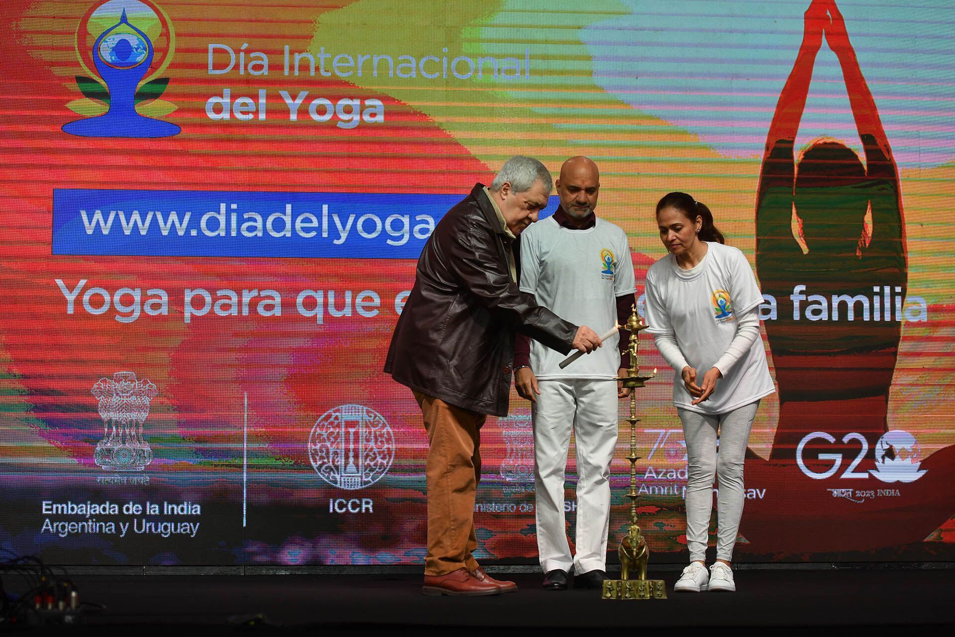 El embajador de India en Argentina, Dinesh Bhatia, inauguró esta mañana el mega evento en celebración del yoga junto a Jorge Amor Ameal, presidente del Club Boca Juniors, en cuya sede se llevó a cabo 