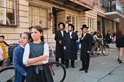 El barrio judío ortodoxo de Borough Park de Brooklyn se vio fuertemente afectado por el coronavirus, con miles de casos y cientos de muertes en abril. (Angela Weiss / AFP) 
