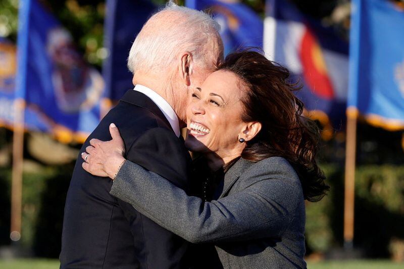 El presidente de Estados Unidos, Joe Biden, y la vicepresidenta, Kamala Harris, se abrazan durante una ceremonia para firmar la "Ley de empleos e inversiones en infraestructura" en el jardín sur de la Casa Blanca en Washington, Estados Unidos, el 15 de noviembre de 2021. REUTERS/Jonathan Ernst     TPX IMAGES OF THE DAY
