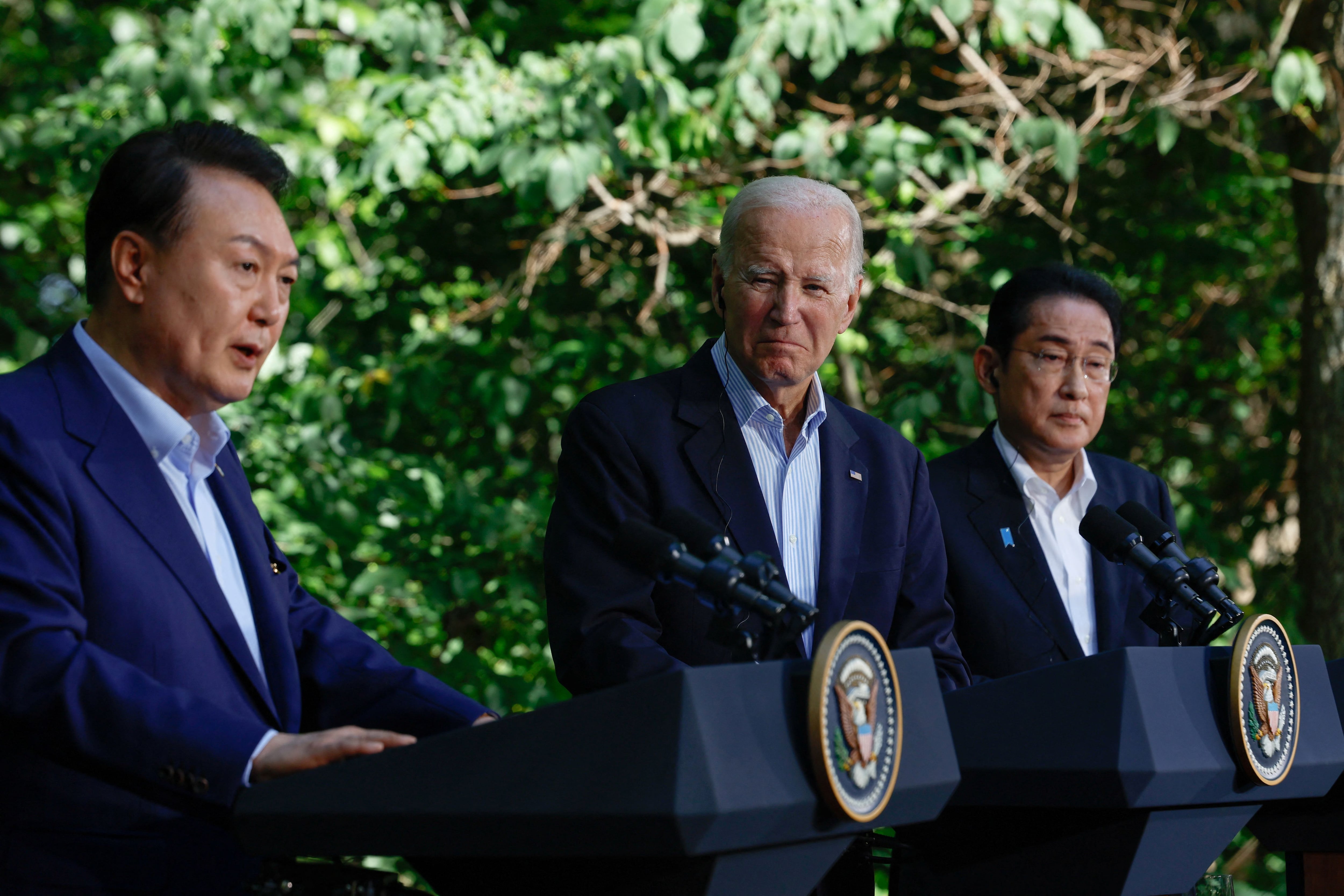 Joe Biden, Fumio Kishida y Yoon Suk Yeol brindaron una rueda de prensa conjunta tras la reunión en Camp David, cerca de Thurmont, Maryland, Estados Unidos, este 18 de agosto de 2023 (REUTERS/Evelyn Hockstein)
