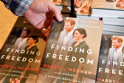 El explosivo libro 'Finding Freedom',una biografía no oficial de los duques de Sussex, Harry y Meghan Markle (Reuters)