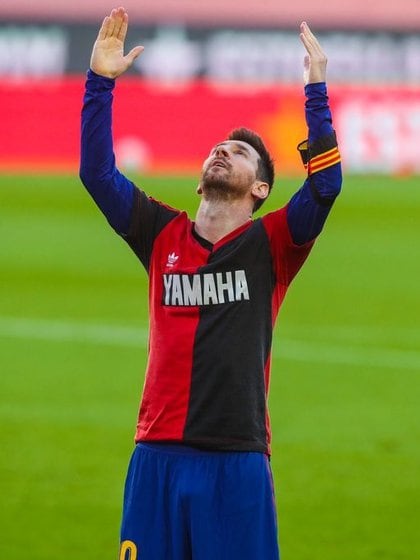 Messi se puso la de Newell's abajo de la del Barcelona para homenajearlo
