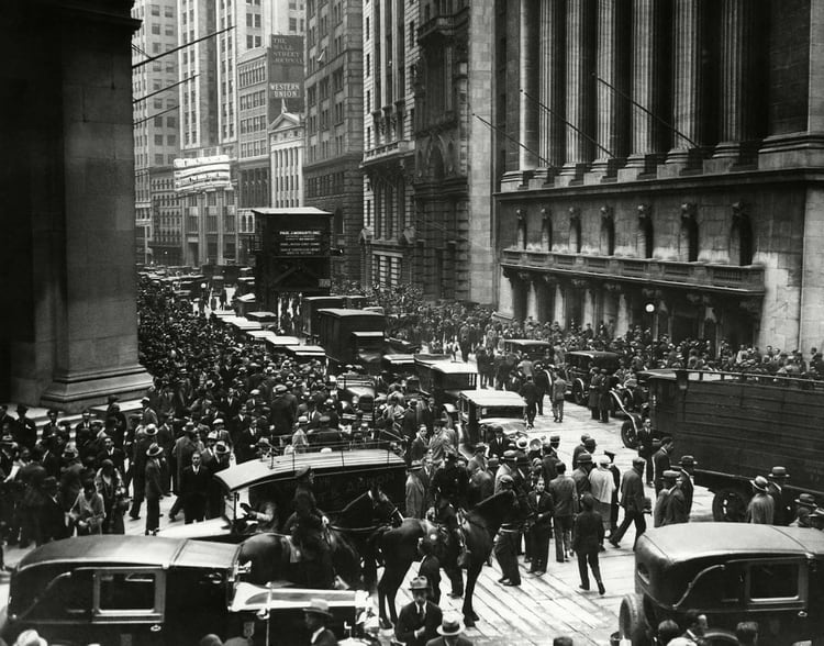 La policía montada trata de controlar a la multitud en Wall Street el 