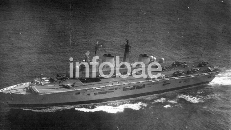 El portaaviones britÃ¡nico HMS Invencible fotografiado por un aviÃ³n TU-95RTs de la AviaciÃ³n Naval de la UniÃ³n SoviÃ©tica cuando se encontraba regresando de Malvinas