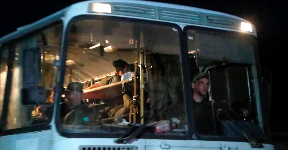 Fine del blocco delle acciaierie di Mariupol: soldati ucraini evacuati in autobus