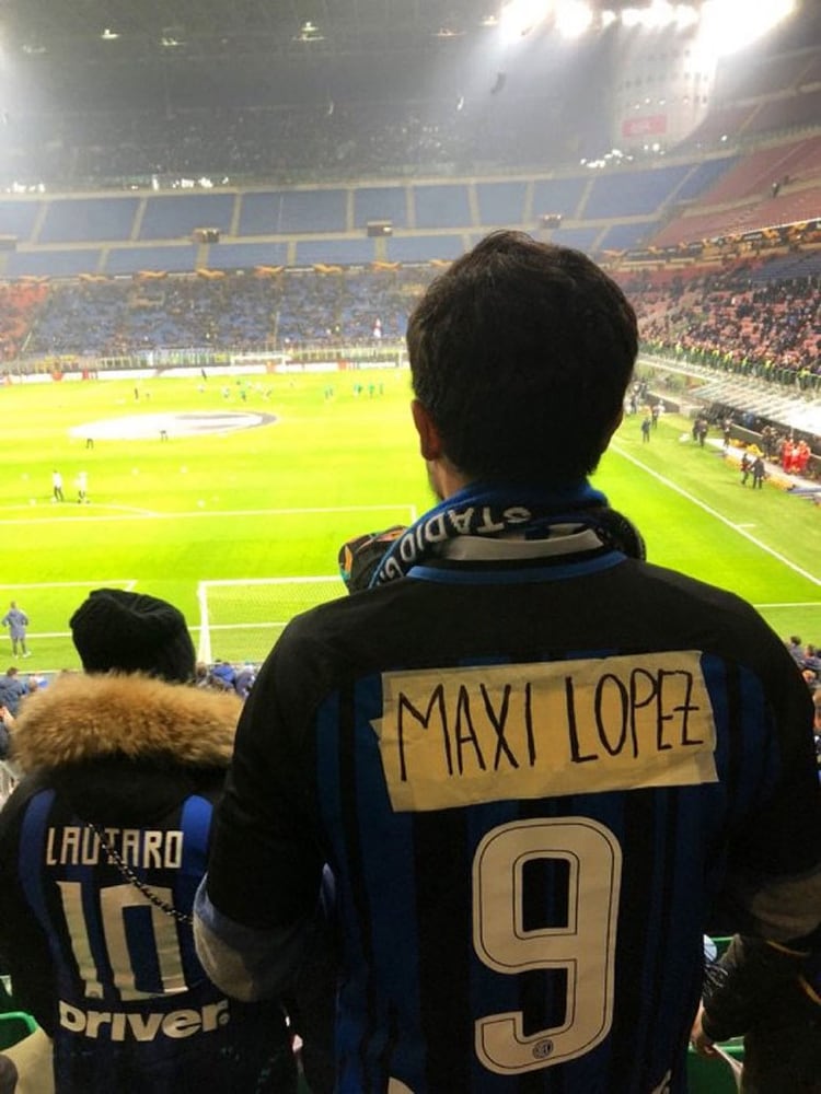 Los fans del Inter habían apoyado a la dirigencia por haber quitado a Icardi del equipo. Aquí, un aficionado tapó el nombre del goleador con el de la ex pareja de Wanda Nara, Maxi López