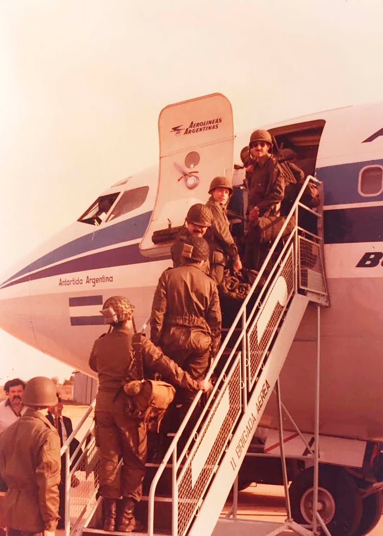 Los soldados del RI5 embarcando en Comodoro Rivadavia en el puente aÃ©reo hacia Malvinas