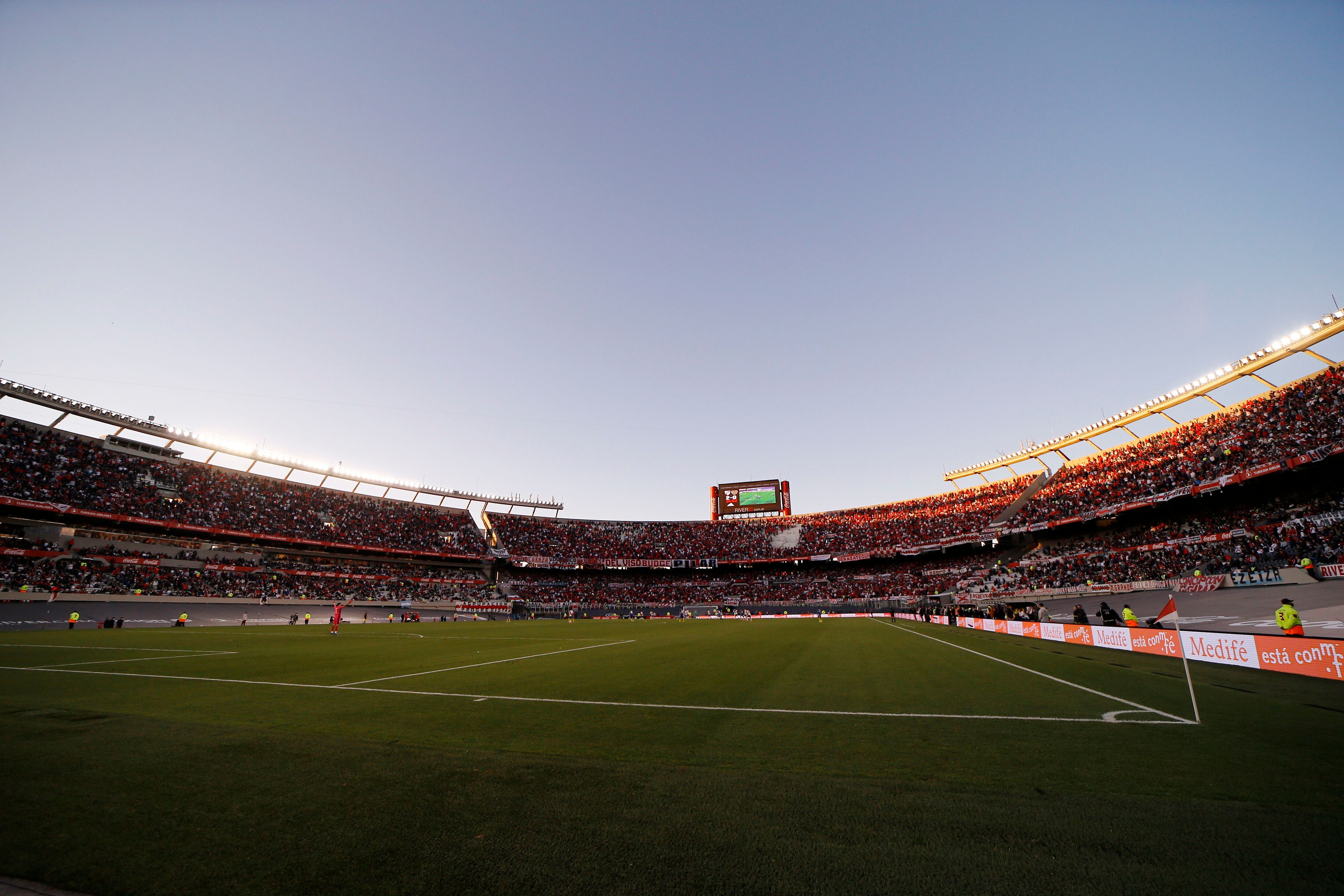 El estadio Monumental, con más gente que la permitida por el protocolo (REUTERS/Gustavo Ortiz)