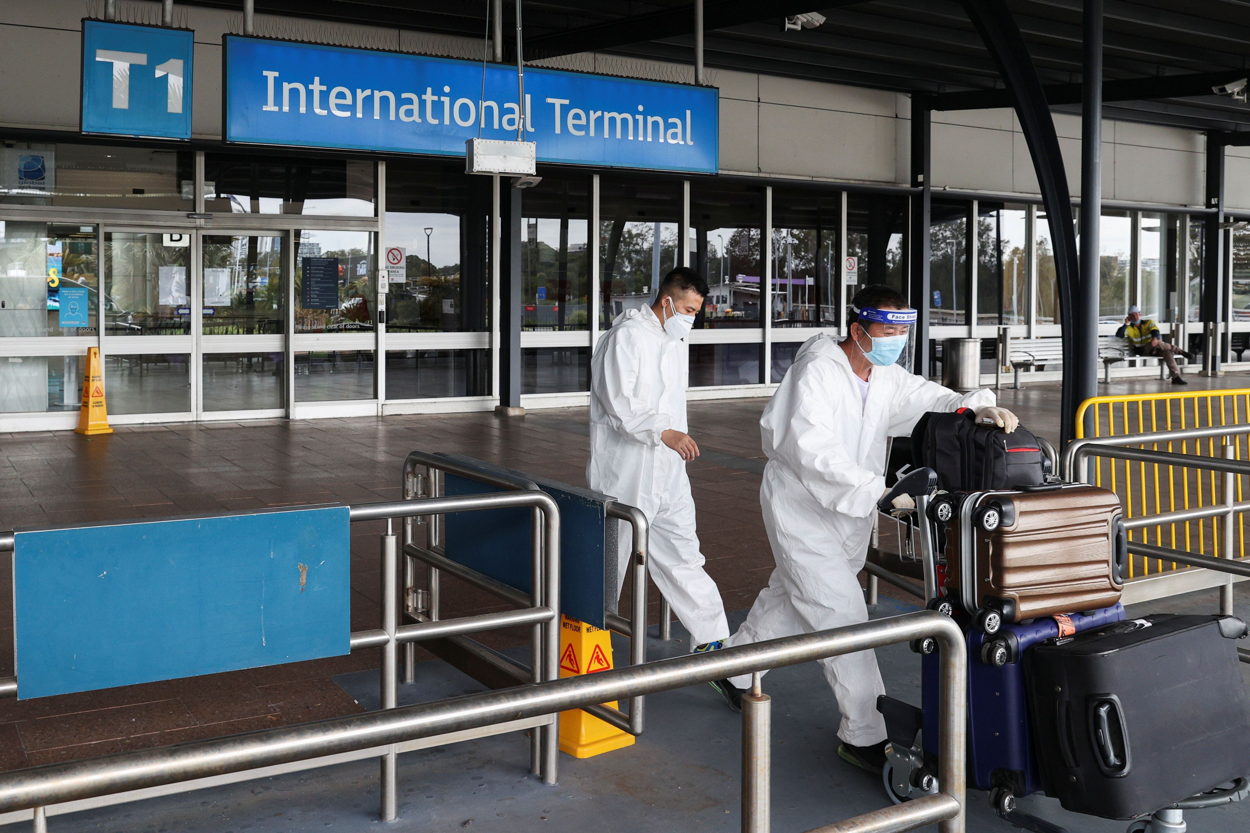 Pasajeros con equipos de protección en el aeropuerto de Sidney