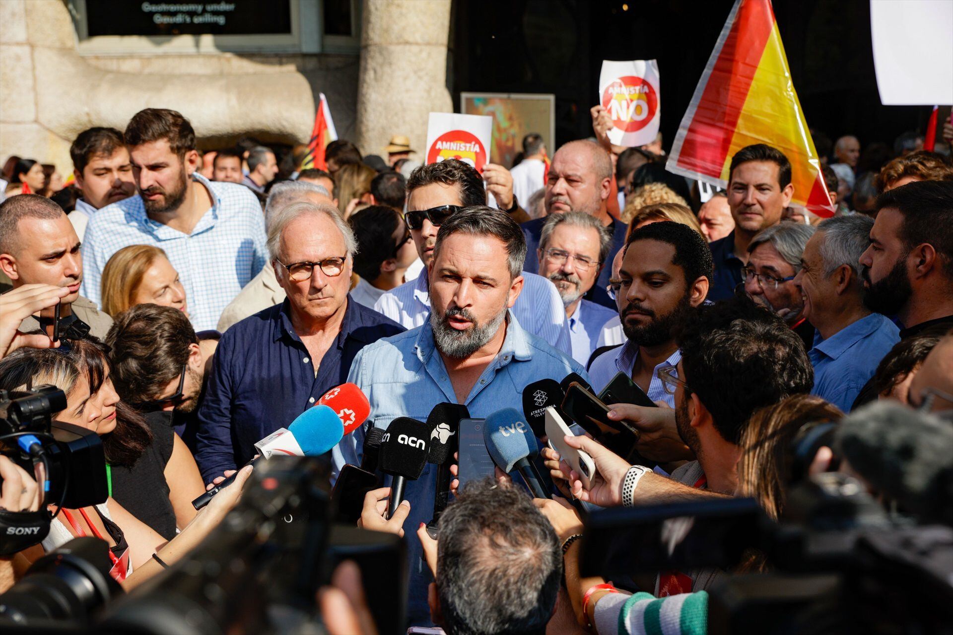 El líder de Vox, Santiago Abascal, atiende a los medios de comunicación antes de la manifestación de SCC. EUROPA PRESS