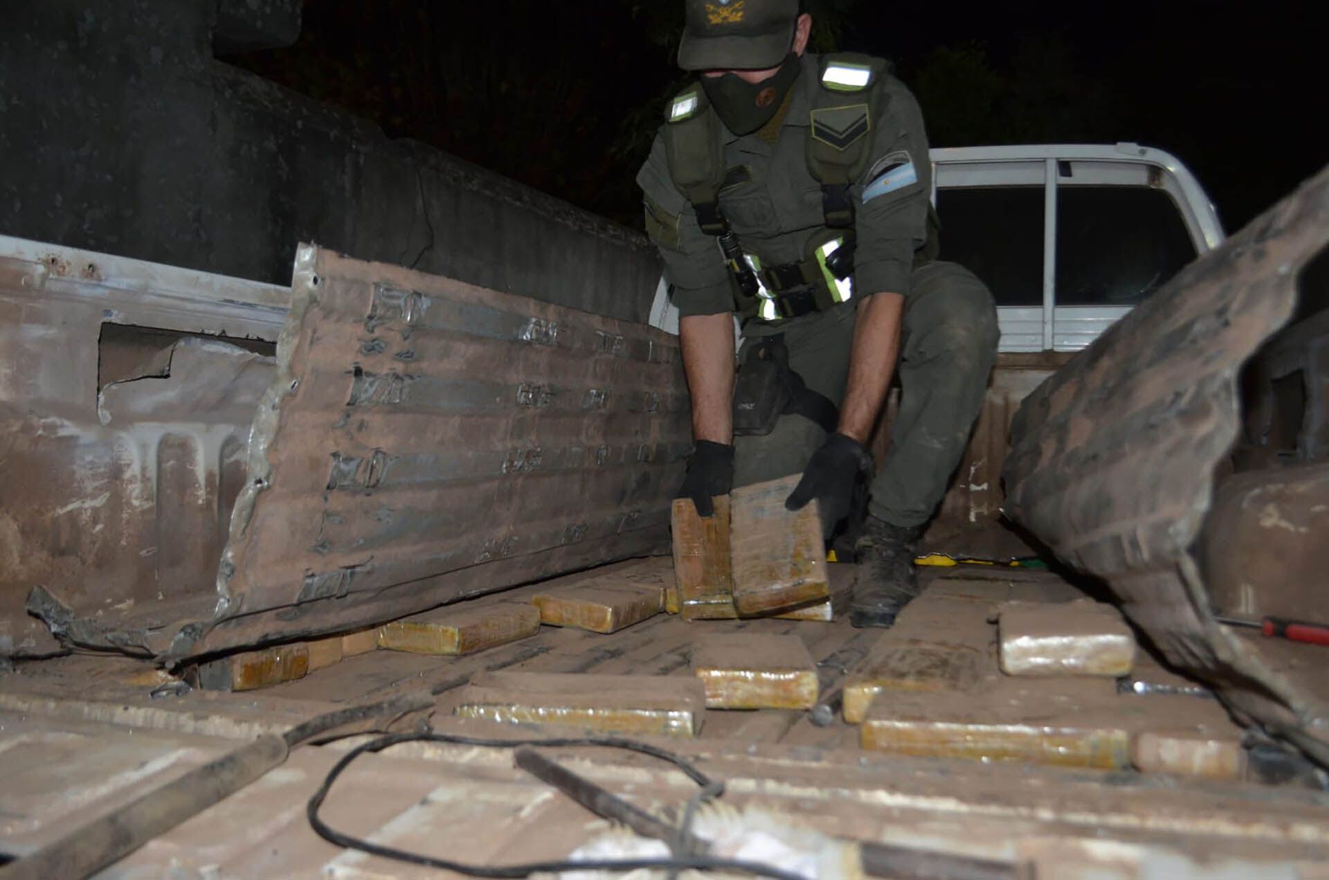 Detuvieron a siete personas y secuestraron más de 170 kilos de cocaína ocultos en una camioneta