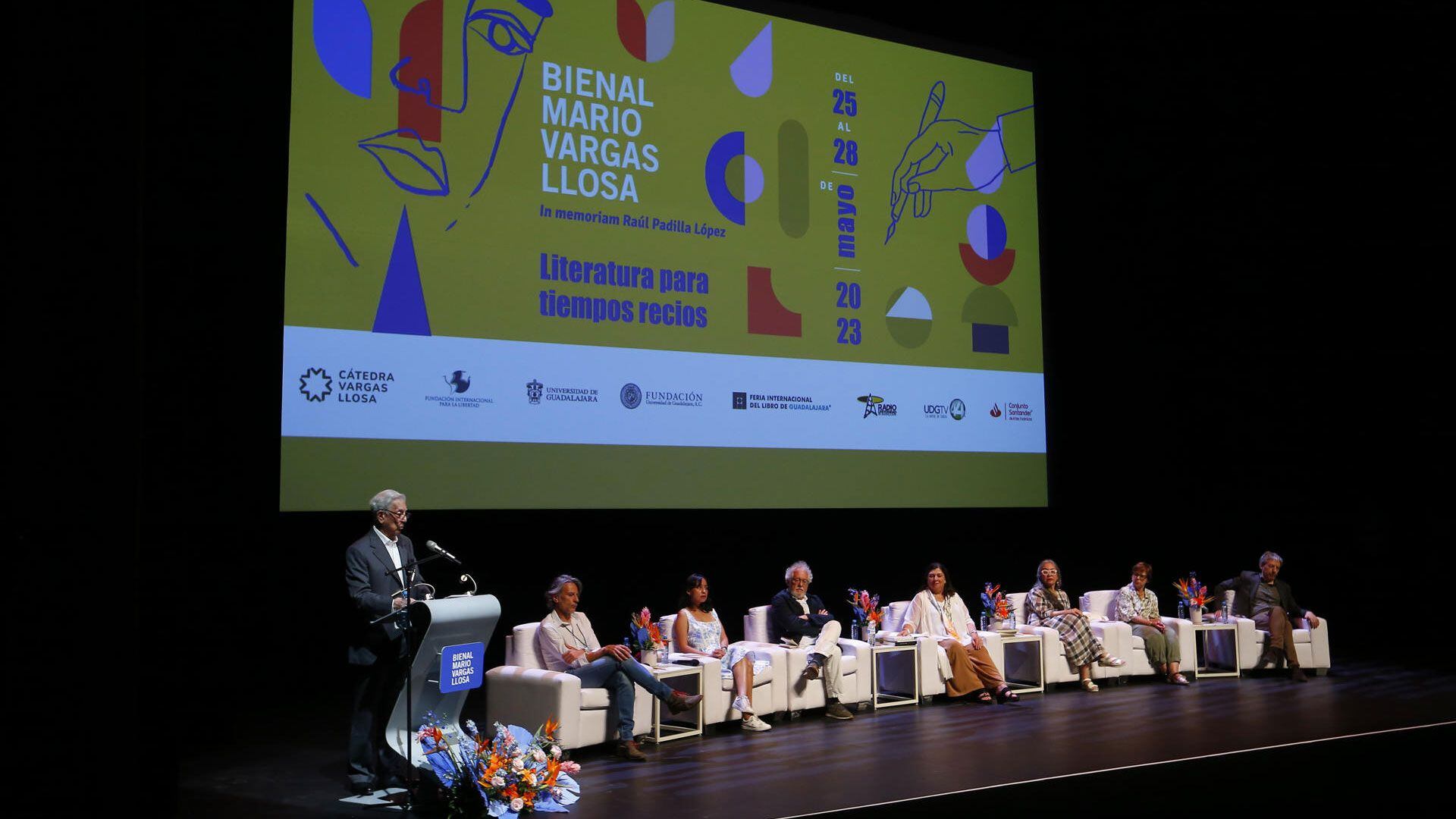 El escritor peruano Mario Vargas Llosa (i), Nobel de Literatura 2010, habla hoy durante la inauguración de la V Bienal que lleva su nombre, en la ciudad de Guadalajara, Jalisco (México). EFE/Francisco Guasco