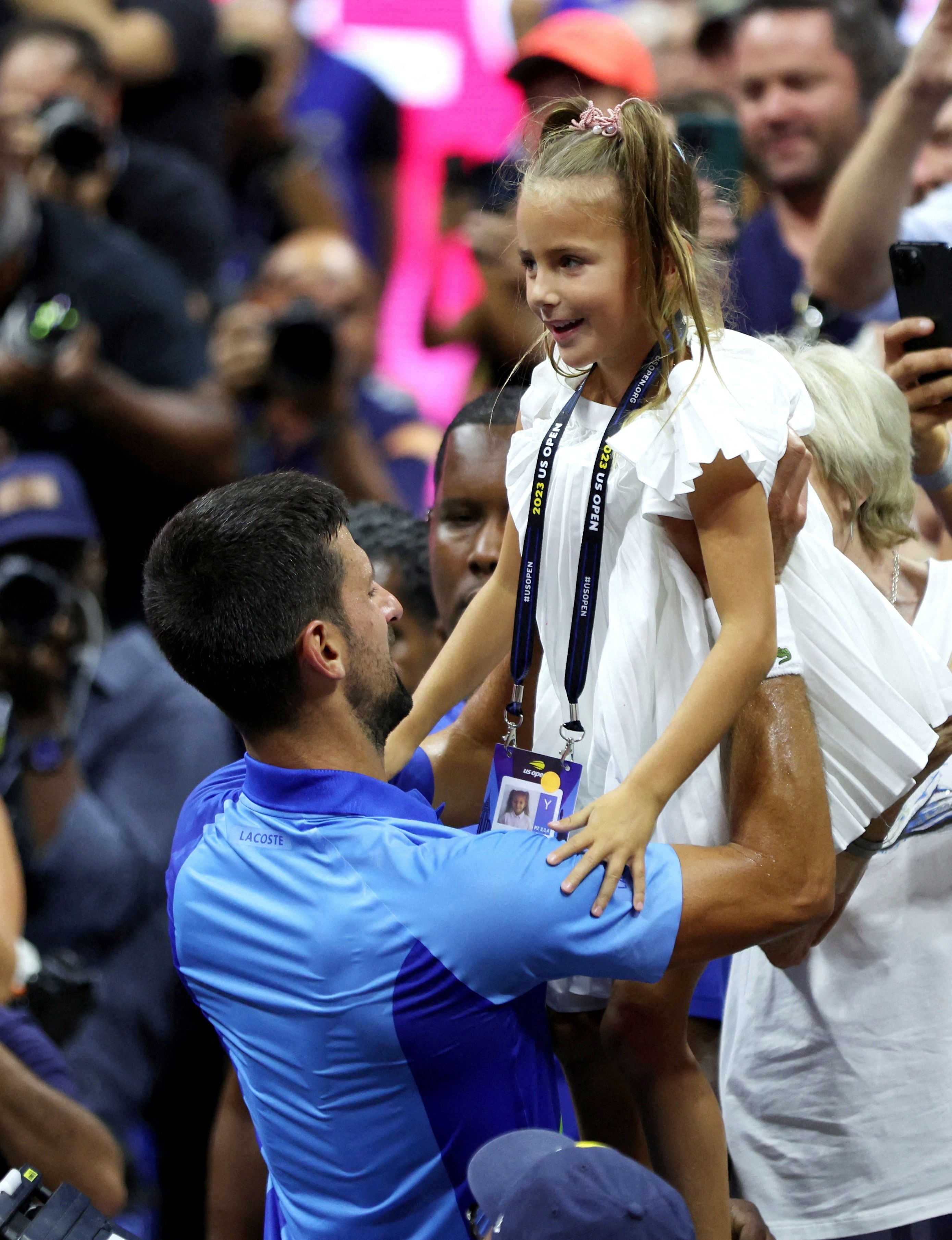 Tara sorprendió a su papá viendo el partido desde la primera fila (REUTERS/Mike Segar) 
