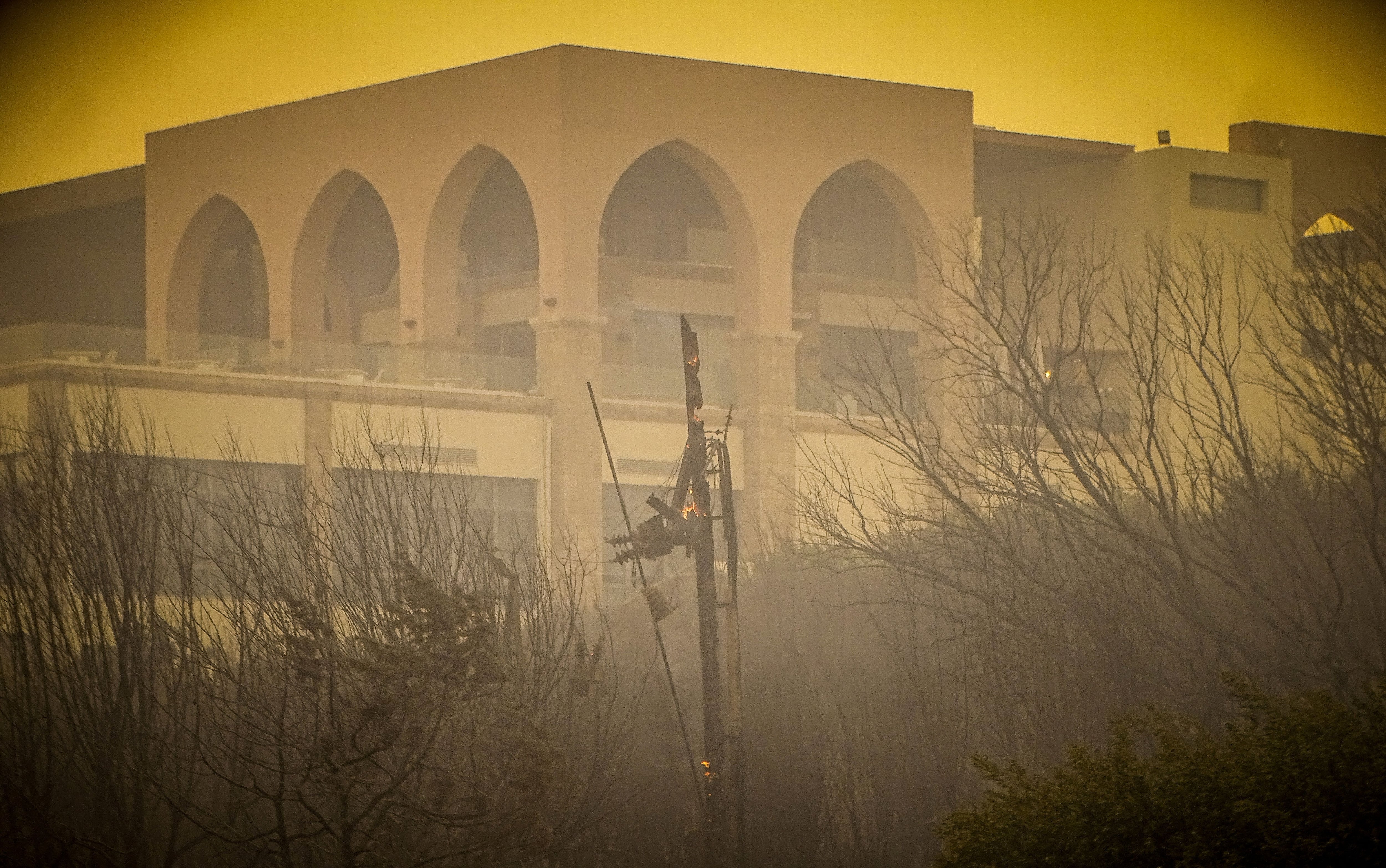Un hotel cubierto por el humo. El año pasado, Rodas, con más de 100.000 habitantes, recibió unos 2,5 millones de turistas