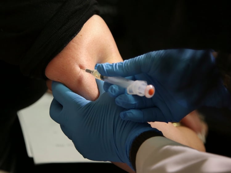 Una mujer es vacunada contra el sarampión en Pomona, estado de Nueva York, el 27 de marzo del 2019. (AP Photo/Seth Wenig, File)