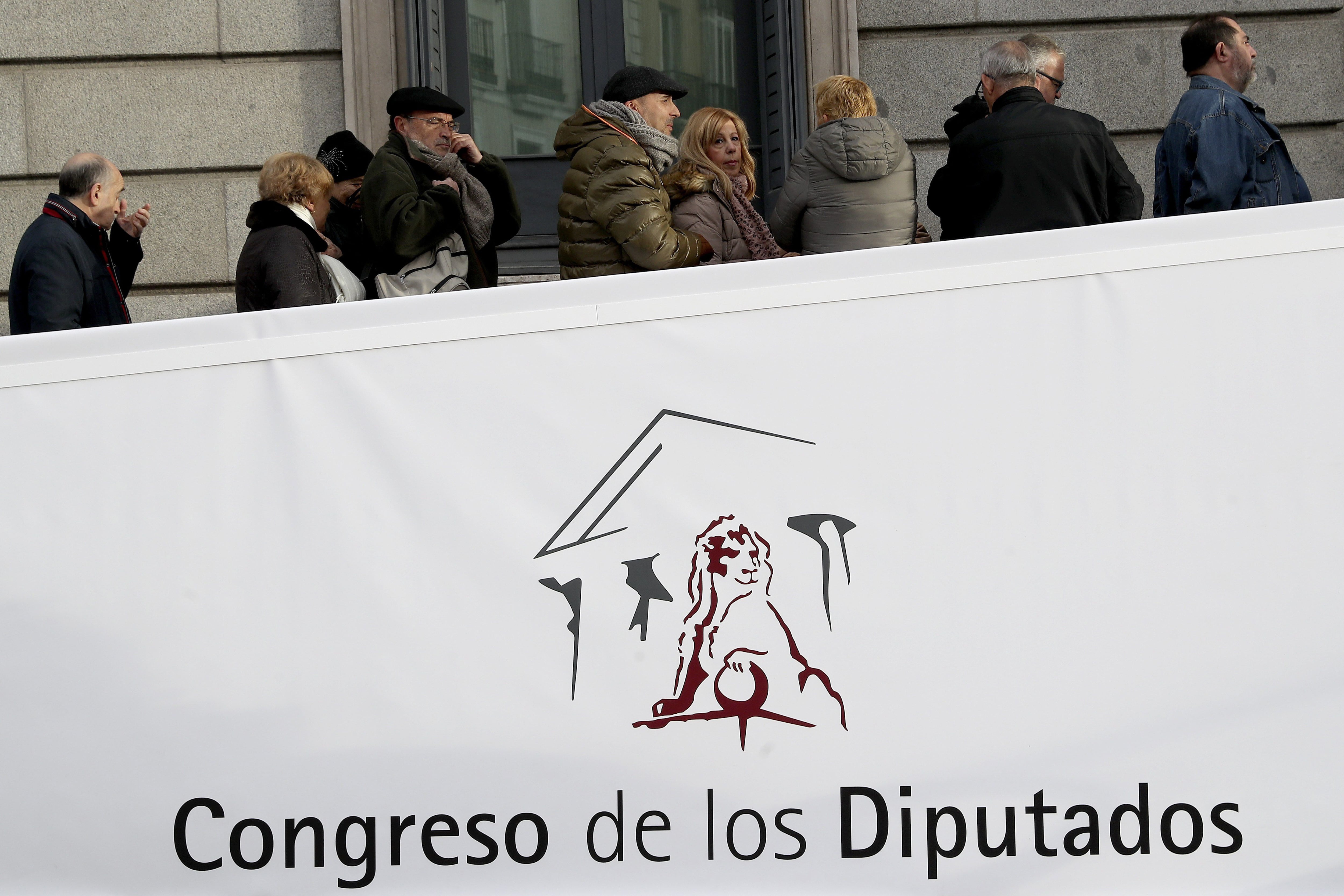 Foto de archivo de un grupo de personas en la entrada del Congreso de los Diputados en una jornada de Puertas Abiertas.EFE/Chema Moya