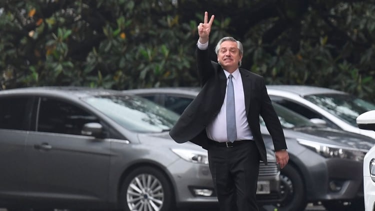 Alberto Fernández entrando a la Casa Rosada para reunirse con Mauricio Macri. 