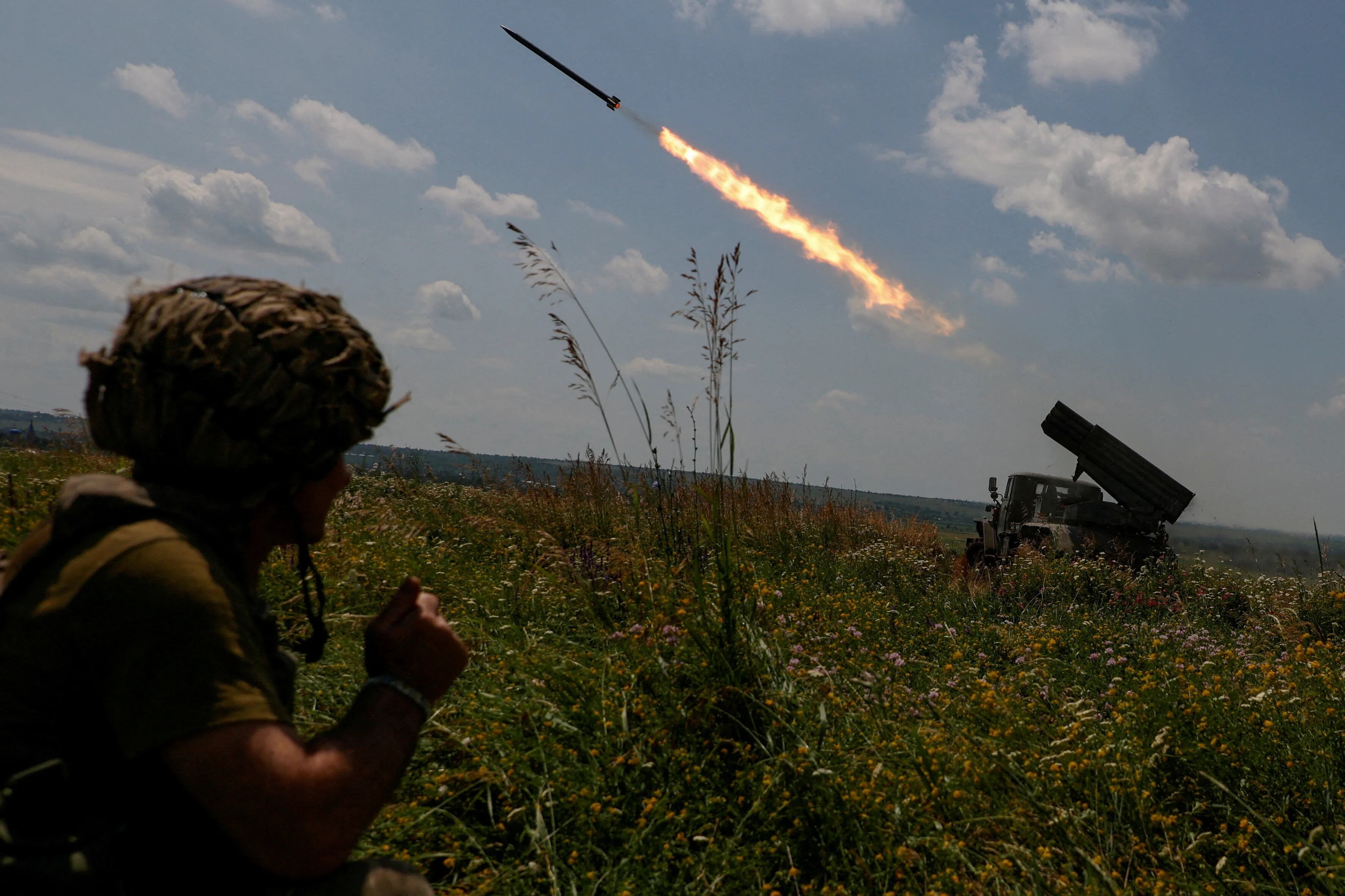 Militares ucranianos disparan un sistema de lanzamiento múltiple de cohetes BM-21 Grad contra tropas rusas cerca de una línea del frente en la región de Zaporizhzhia (Radio Free Europe/Radio Liberty/Serhii Nuzhnenko via REUTERS)