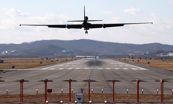 Un avión espía U-2 A aterriza en la base de Osan en Pyeongtaek. Esta aeronave símbolo de la Guerra Fría volvió a cumplir su rol de reconocimiento debido a la crisis en Corea (Reuters)