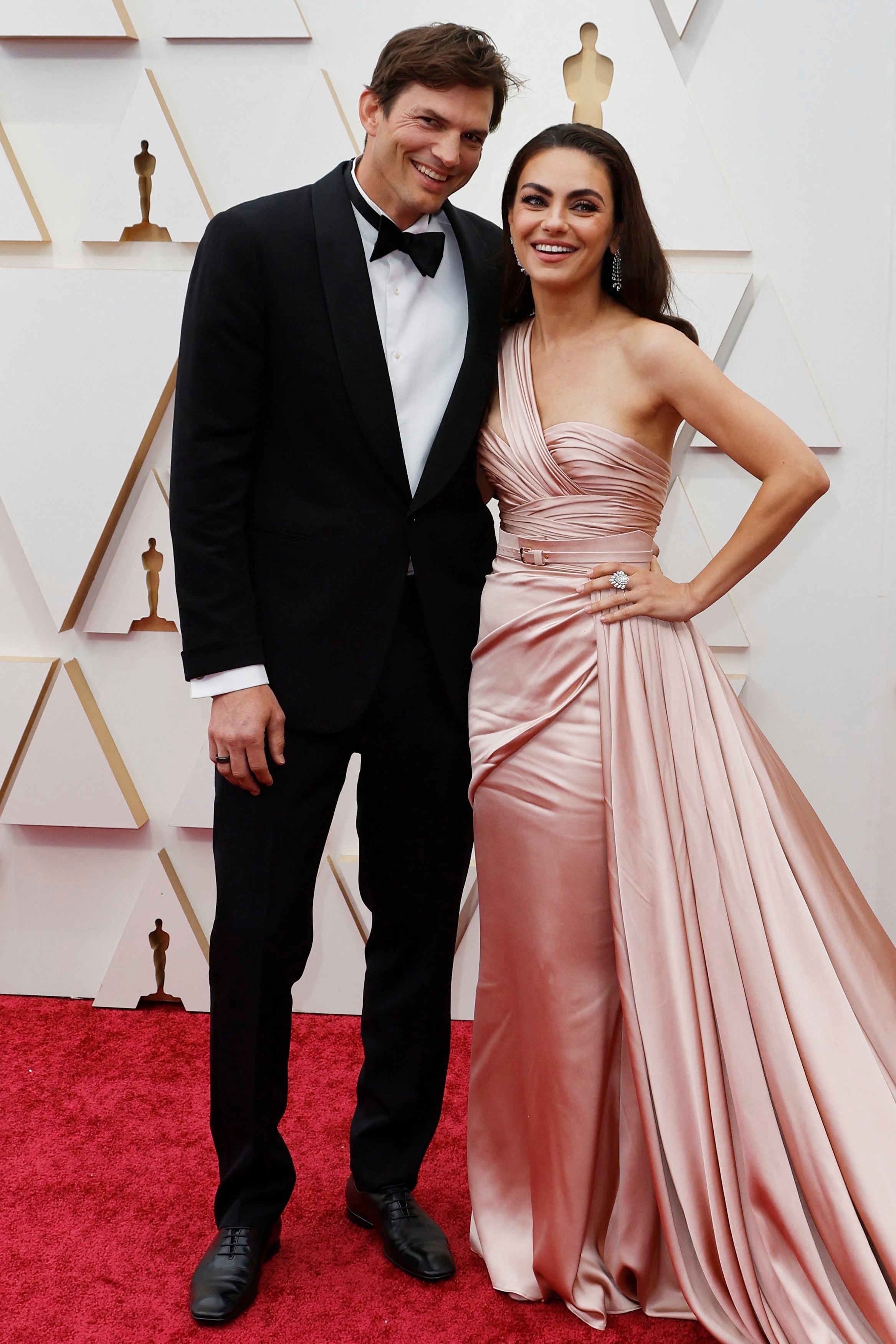 Ashton Kutcher y Mila Kunis  en la red carpet de los Oscar 2022 (REUTERS/Eric Gaillard)