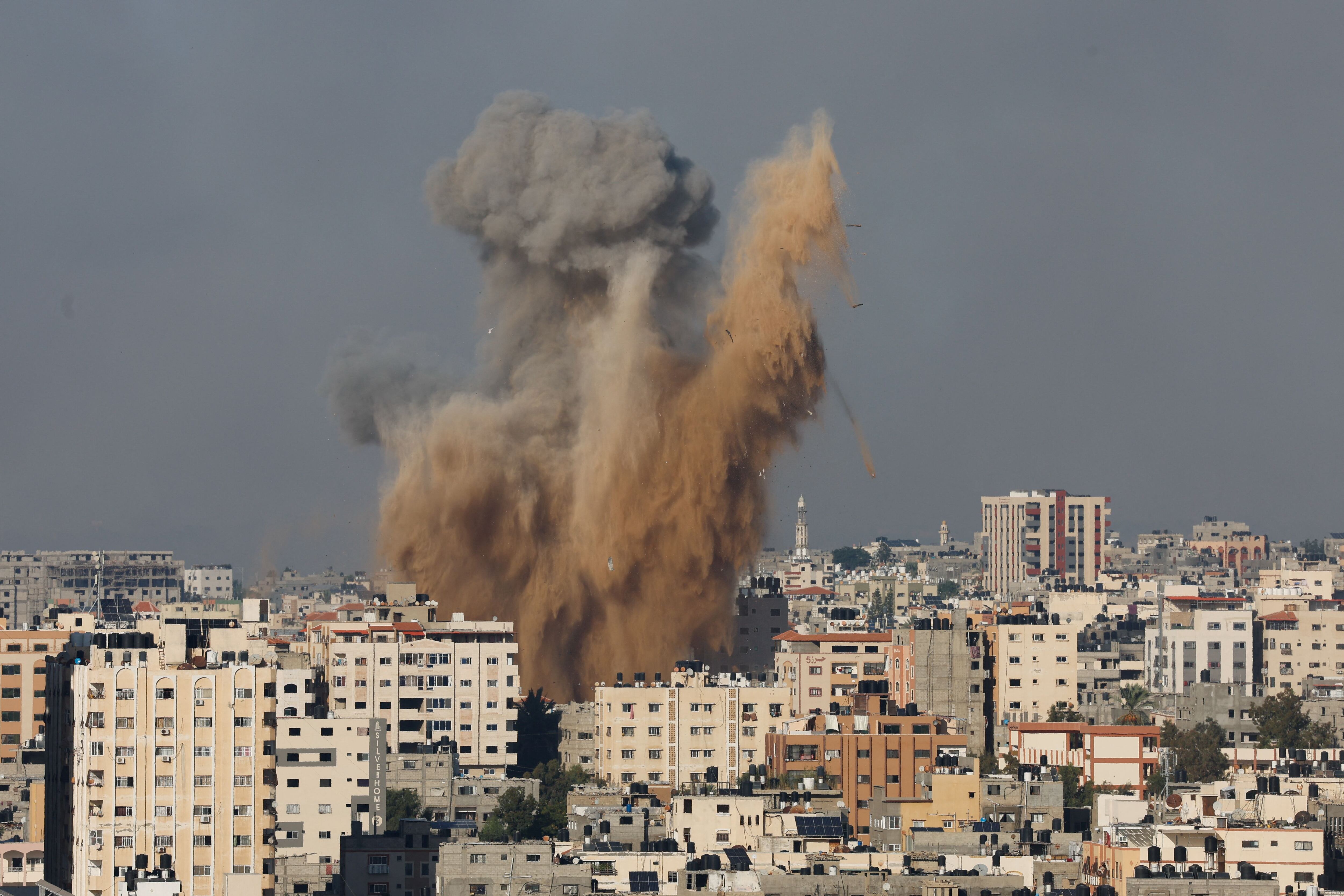 Smoke rises following Israeli strikes in Gaza, October 7, 2023. REUTERS/Mohammed Salem