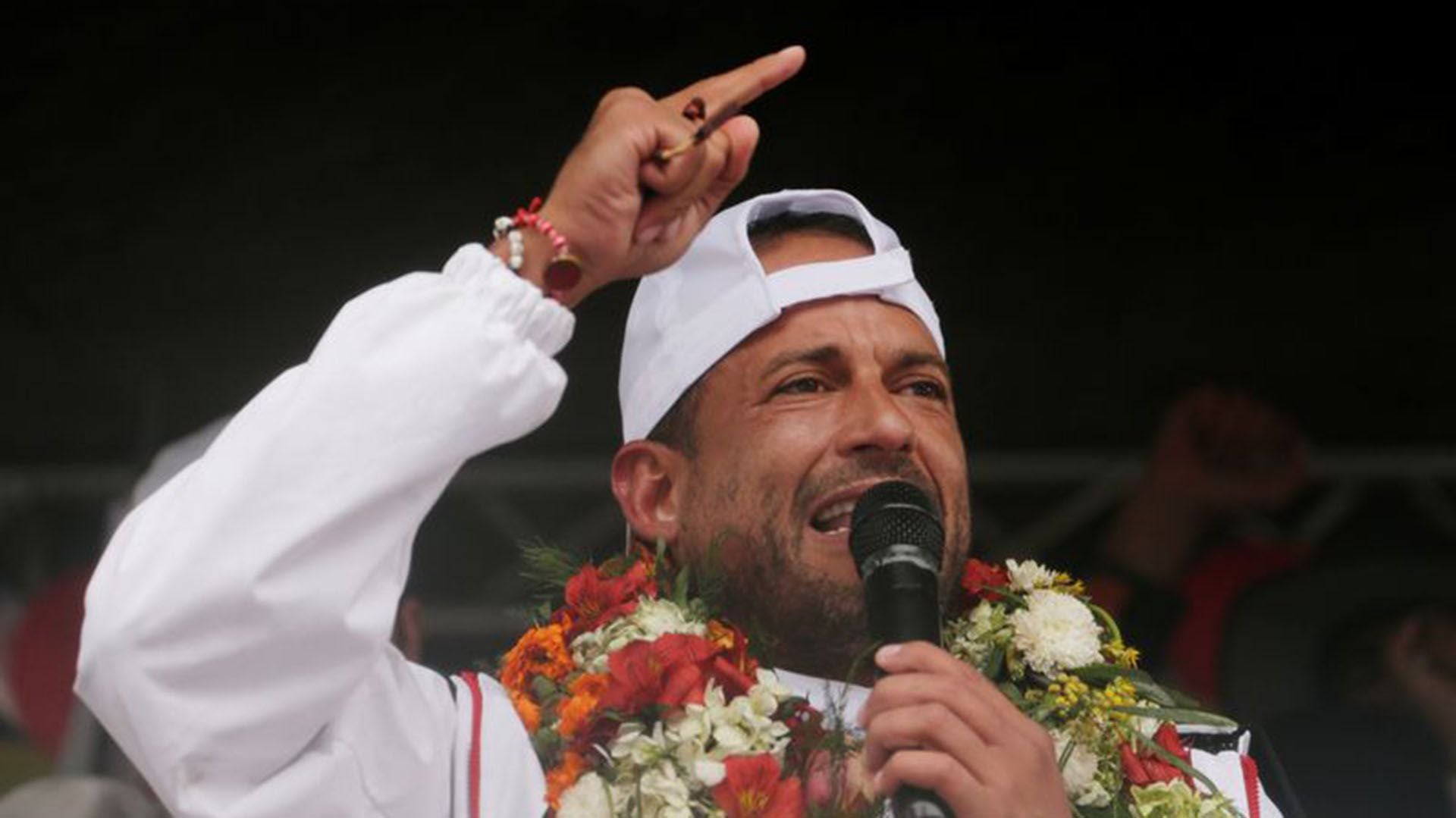 Luis Fernando Camacho se dirige a sus simpatizantes durante su campaña presidencial en La Paz (REUTERS/David Mercado/Archivo)