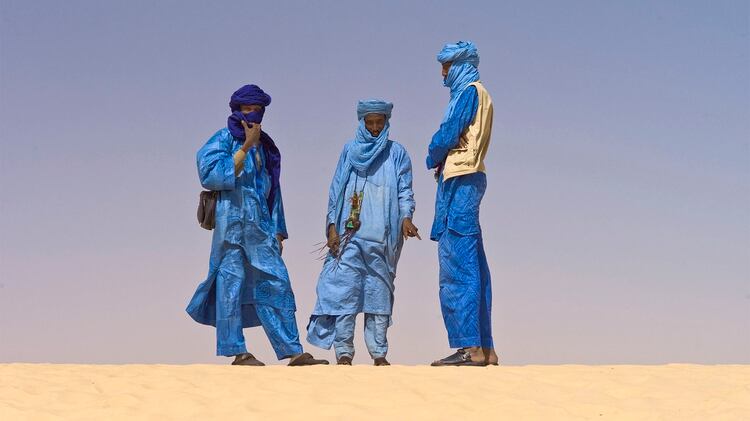 Un grupo de hombres tuareg en el desierto de Mali