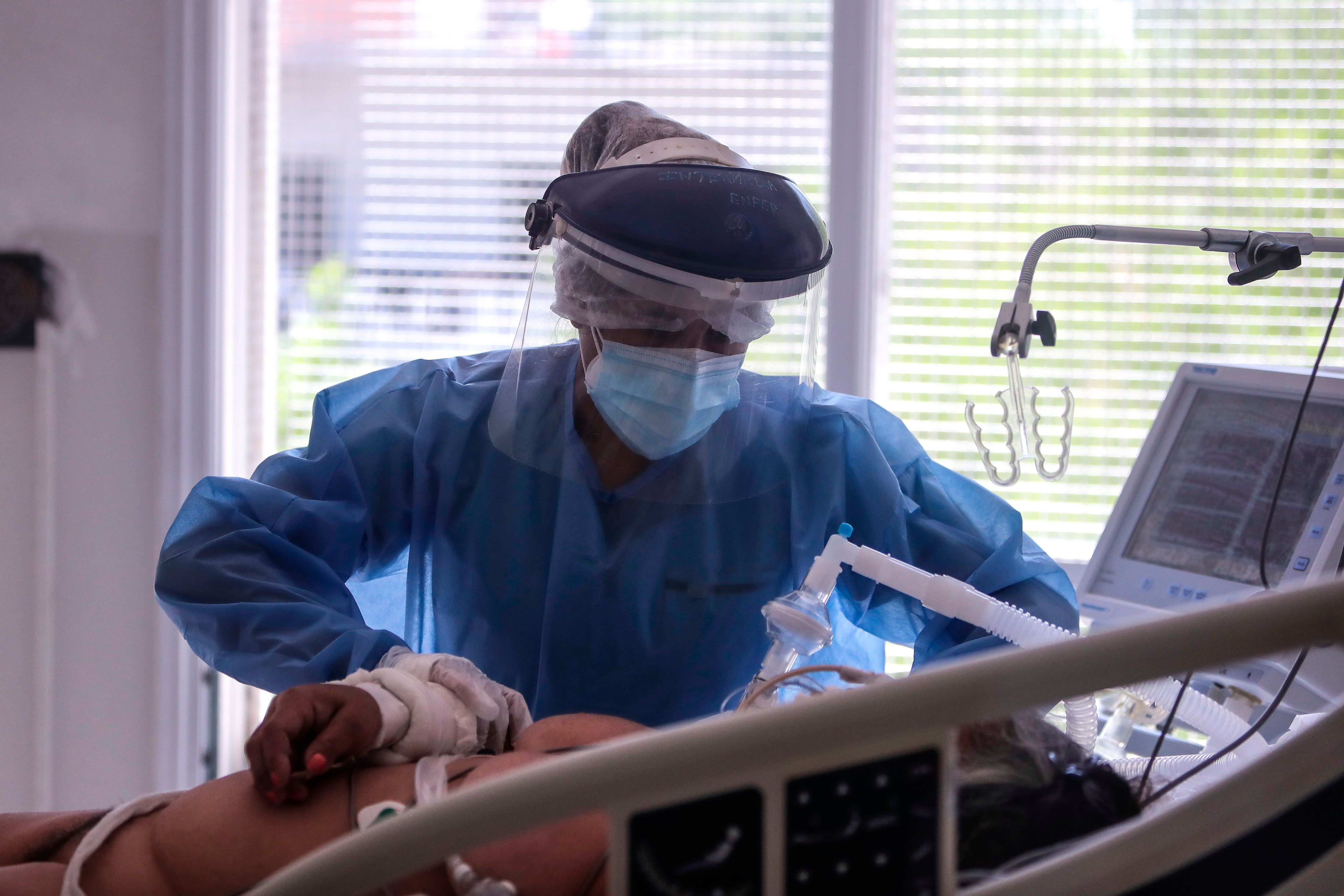 Personal médico realiza controles de pacientes con covid-19 en una unidad de terapia intensiva en un hospital de la Provincia de Buenos Aires. EFE/Juan Ignacio Roncoroni/Archivo 