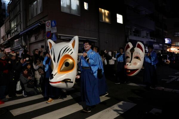 Un desfile para la celebración del año nuevo en las calles de Tokio