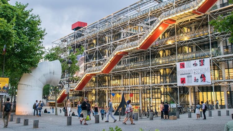 El Centro Pompidou de París fue diseñado por los arquitectos Renzo Piano y Richard Rogers. Todo comenzó cuando Georges Pompidou, presidente de Francia entre 1969 y 1974, se imaginó un centro cultural en París que atrajera a visitantes y que fuera un monumento en la ciudad (Shutterstock)