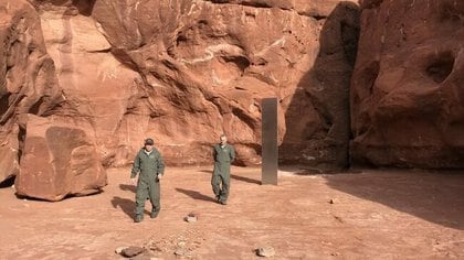 El extraño monolito fue encontrado por pilotos que hacían un sobrevuelo por el desierto de Utah buscando borregos cimarrones.