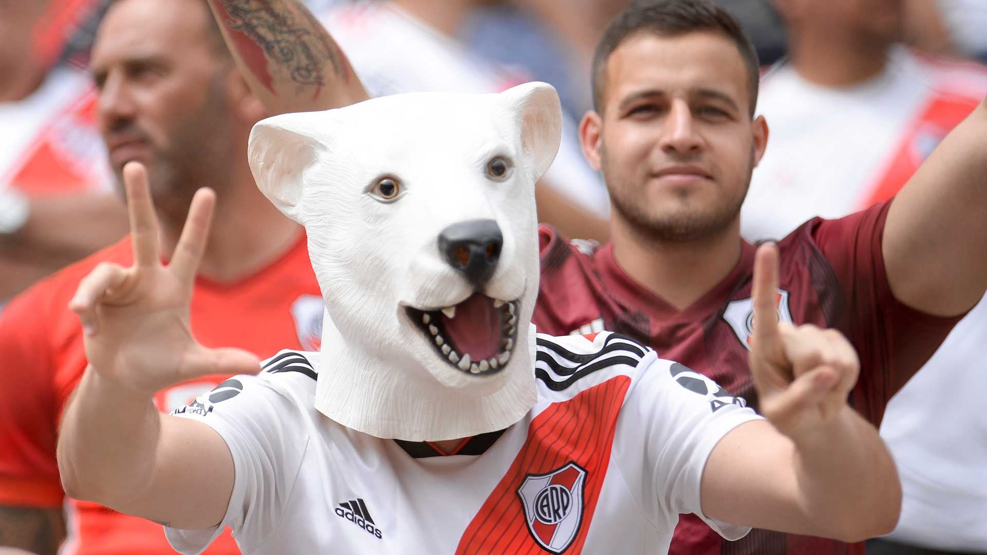 Los hinchas de River llenaron de color las tribunas desde temprano 