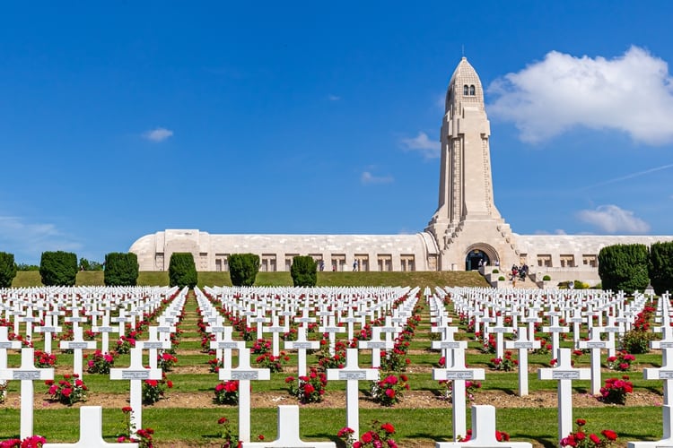 Osario y cementerio de Douaumont para los soldados de la Primera Guerra Mundial que murieron en la Batalla de Verdun (Shutterstock)
