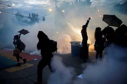 Los manifestantes se dispersan cuando la policía de Seattle despliega gases lacrimógenos, gas pimienta y dispositivos de explosión repentina durante una protesta en Seattle, Washington. REUTERS/Lindsey Wasson