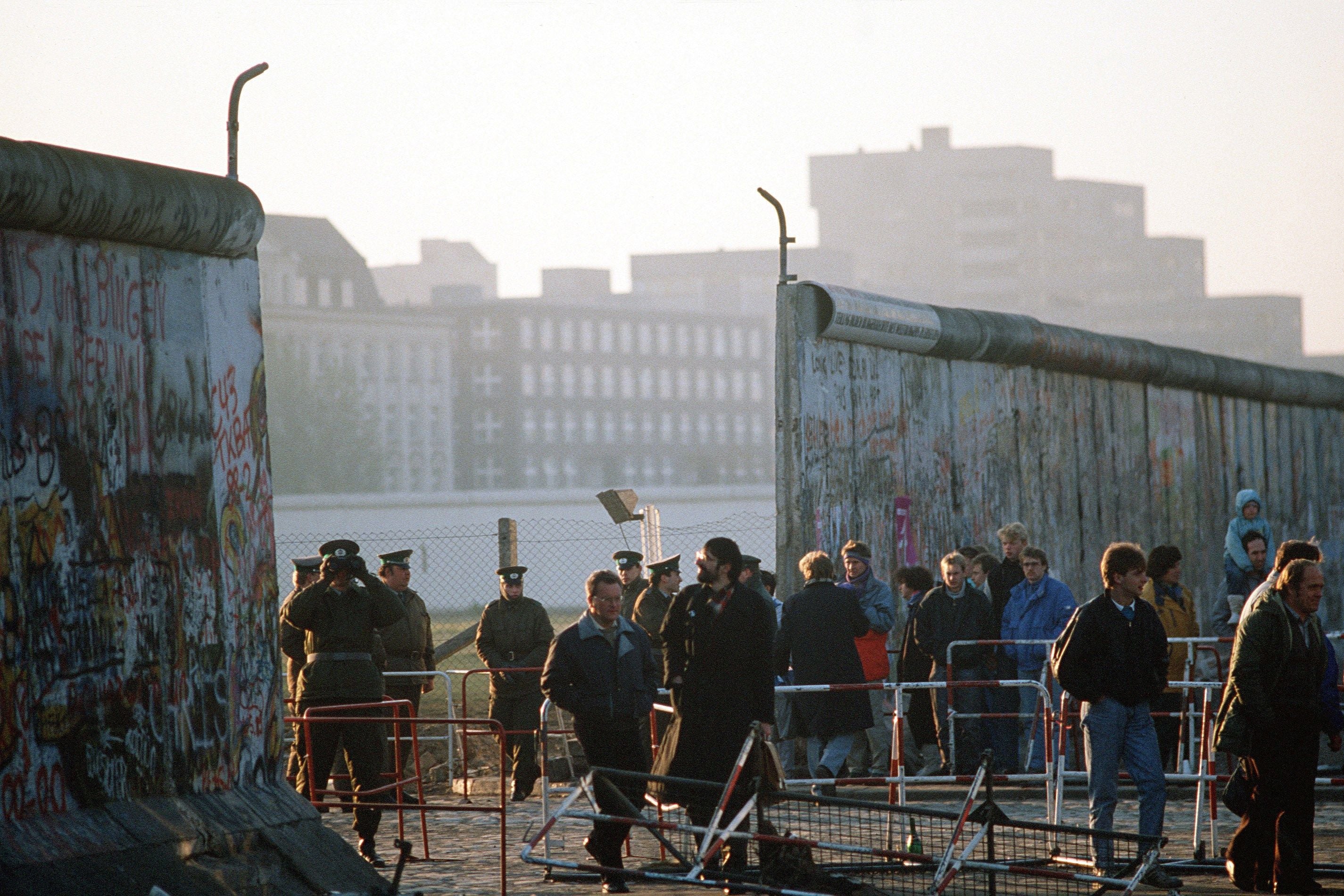 Policías de Alemania Oriental observan el paso de personas en una de las aperturas de libre tránsito abiertas en el muro. 14 de noviembre de 1989 a la altura de Potsdamer Platz