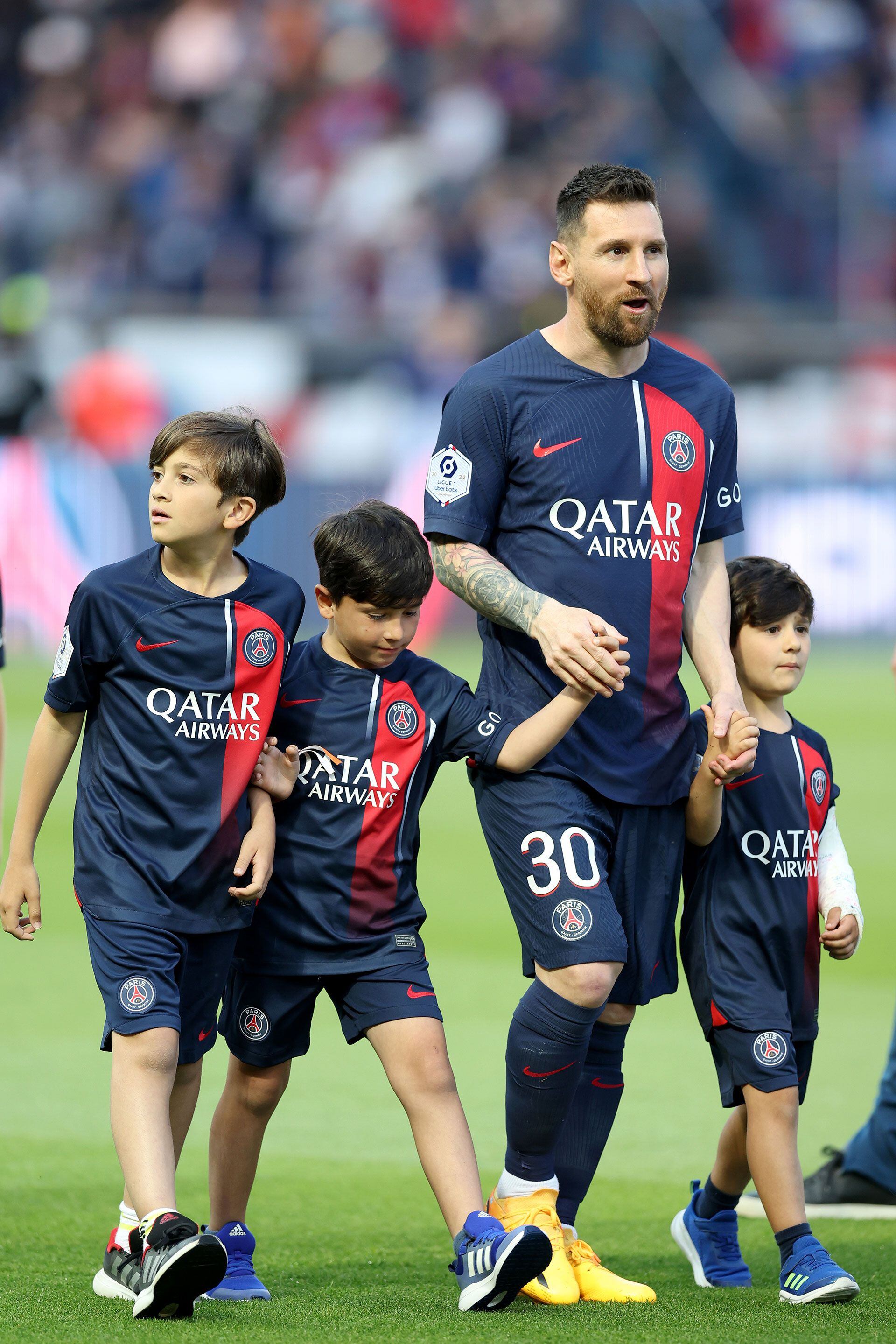 Lionel Messi saltó al campo de juego con sus tres hijos (Foto: Getty)